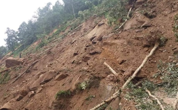 वर्षासँगै आएको पहिरोले एक घरसहित स्वास्थ्य केन्द्र र निर्माणाधीन अस्पताल पुरिए