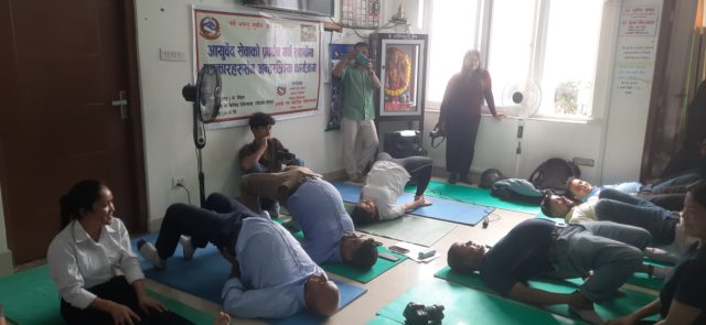 आयुर्वेद तथा बैकल्पिक चिकित्सालय ललितपुरले गरायो पत्रकारलाई योगाभ्यास