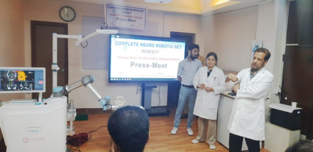 अन्नपूर्ण न्यूरो अस्पतालले भित्र्यायो रोबोट ‘डाक्टर रामु’, थालियो रोबोटिक सर्जरी
