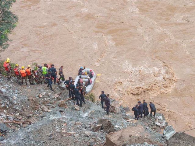 नारायणगढ सडक खण्ड भएर गुडि रहेका दुईवटा बसलाई बगाएको पहिरोले बगायो, ६५ यात्रु वेपत्ता