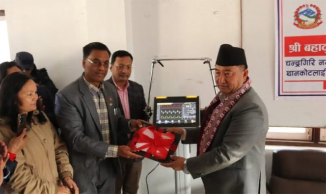 मुख्यमन्त्री लामाद्वारा चन्द्रागिरि नगर अस्पताललाई ‘भेन्टिलेटर’ हस्तान्तरण