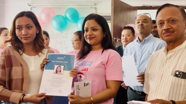 नर्भिक अस्पतालद्वारा १६ नर्सिङ कर्मचारी पुरस्कृत