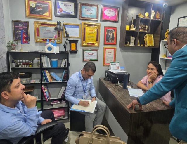 ब्युटि पार्लरमा भेटिए लाइसेन्स बिनाका डाक्टर