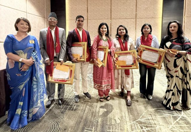 स्वास्थ्य पत्रकार आचार्यलाई रोटरी जर्नो अवार्ड