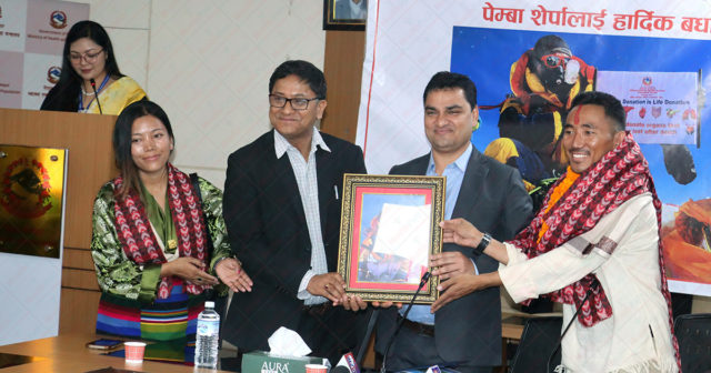 मिर्गौला प्रत्यारोपण पश्चात् सगरमाथा आरोहण गर्ने पहिलो व्यक्ति पेम्बालाई स्वास्थ्य तथा जनसंख्या मन्त्रालयको सम्मान