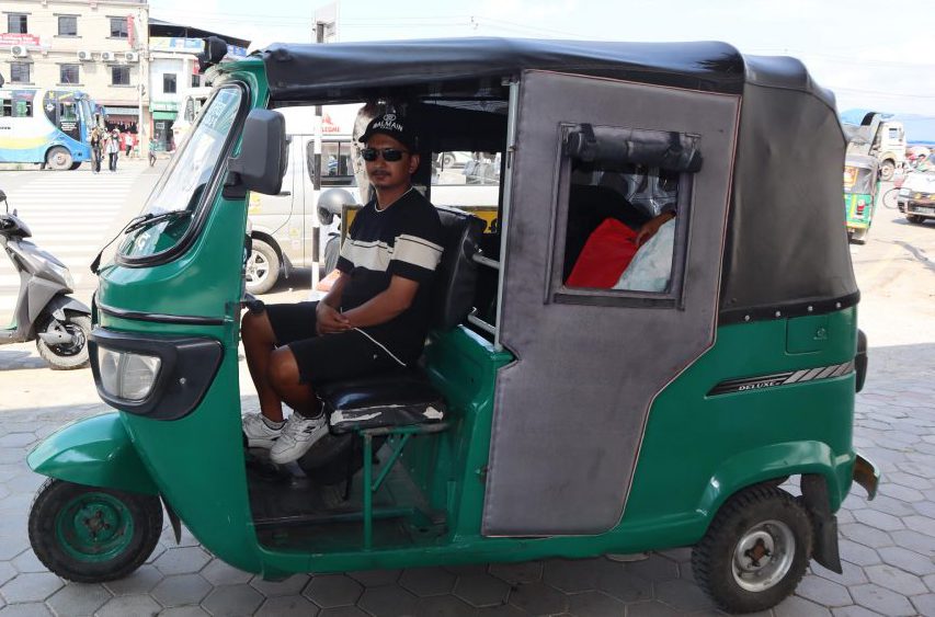 क्यान्सरका बिरामीलाई निःशुल्क सेवा दिँदै अटोचालक