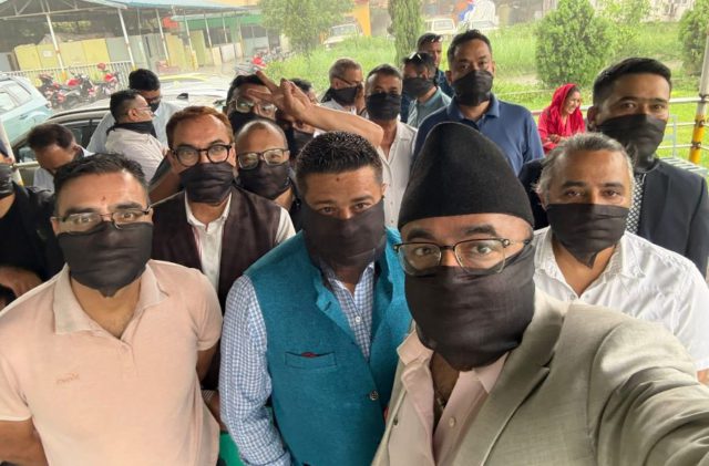 औषधीको मूल्य नीति सम्वन्धी प्रतिवेदनको बिरोधमा नौ संस्थाहरुले दिए मुखमा कालोपट्टी बाधेर विभागमा धर्ना