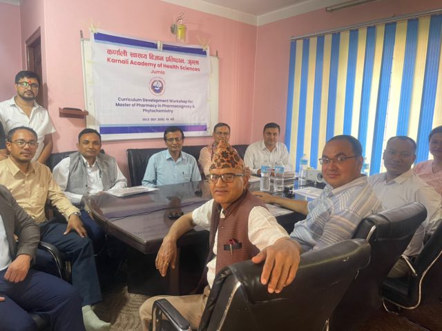 ‘फार्माकोग्नोसी’ र ‘फाइटोकेमिस्ट्री’को पाठ्यक्रम बनाउँदै कर्णाली स्वास्थ्य विज्ञान प्रतिष्ठान