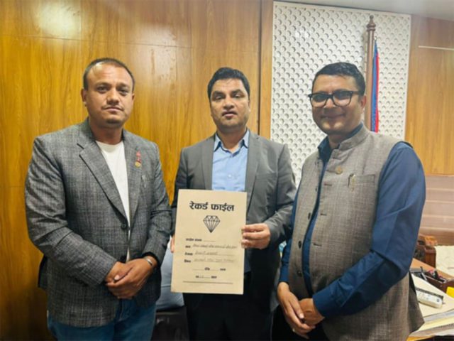 औषधी थोक व्यावसायमा देखिएको समस्या सुल्झाउन माग गर्दै स्वास्थ्य मन्त्री समक्ष पिडानले बुझायो ज्ञापन पत्र