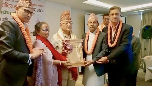 कमल राष्ट्रिय सुकर्म पुरस्कार-२०८१ सम्पादक साहित्यिक पत्रकार मोहन दुवाललाई