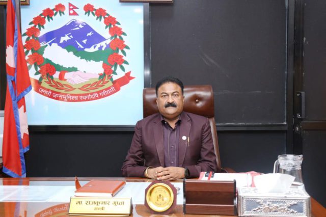 घुस काण्डमा मुछिएका संघीय मामिला तथा सामान्य प्रशासनमन्त्री राजकुमार गुप्ताले दिए राजिनामा