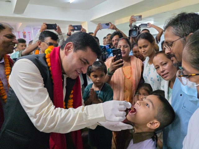 बालरोग विशेषज्ञहरुको संस्था निपासले भन्यो ‘स्वर्णविन्दु प्राशाण थोपा खुवाउने अभियान तत्काल स्थगित गरियोस्’
