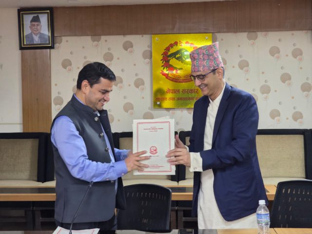 स्वास्थ्य मन्त्री पौडेलले गरे स्वास्थ्य मन्त्रालयका सचिवद्धयसंग कार्य सम्पादन करार सम्झौँता