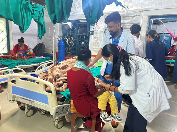दैलेख अस्पतालमा बिरामीको चाप बढ्दो, बेड अभावले उपचारमा समस्या