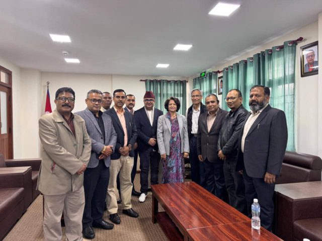 औषधी आयातमा देखिएको समस्या समाधान गर्ने स्वास्थ्य मन्त्री डा. शर्माको आश्वासन