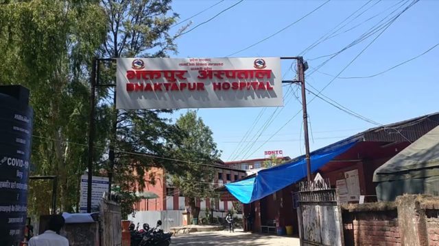 आईसीयूमा भर्ना नगरिदिएको भन्दै बिरामीको आफन्तद्धारा भक्तपुर अस्पतालमा ‘लफडा’