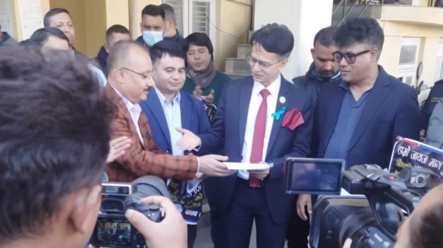 विभागका महानिर्देशक ढकाललाई औषधी व्यवसायीको संयुक्त संघर्ष समितिले बुझायो ज्ञापन पत्र