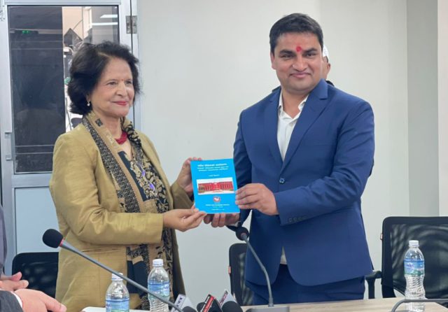 स्वास्थ्य मन्त्री डा. शर्मा र निवर्तमान स्वास्थ्य मन्त्री पौडेलबीच भेटवार्ता