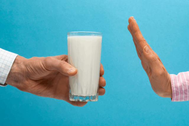 के तपाईँमा दूध खाएपछि पेट गडबड हुने समस्या छ ? यस्तो हुन सक्छ कारण