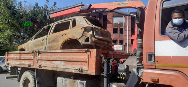 स्वास्थ्य तथा जनसंख्या मन्त्रालयमा जलेर ध्वस्त भएका सवारी साधन हटाउन थालियो (तस्बीरहरु)