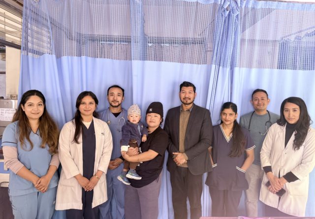 १५ महिने बालकको श्वासनलीमा अड्किएको बदाम पाटन अस्पतालका चिकित्सकले निकालिदिए