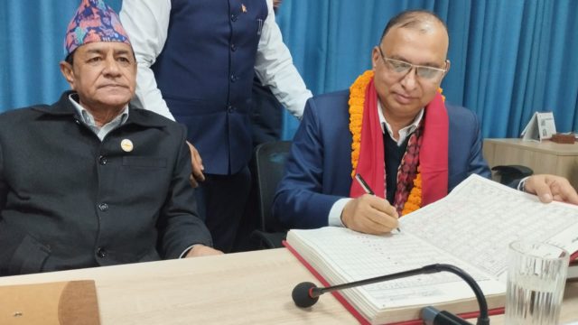 गण्डकीका नयाँ स्वास्थ्य सचिव डा. बसौलाले जिम्मेवारी सम्हाले