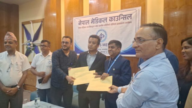 गर्भवती मृत्यु प्रकरण : उपचारमा संम्लग्न चिकित्सकको लाइसेन्स निलम्बन,  स्वास्थ्य संस्था सिल