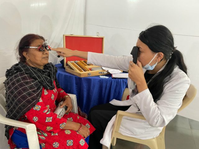 जनभोजन कार्यक्रम स्थलमा आँखा शिविर, १४३ जनामा देखियो मोतिविन्दु