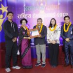 कान्तिपुर डेन्टल कलेजलाई यसवर्षको स्वास्थ्य दर्पण राष्ट्रिय हेल्थ अवार्ड