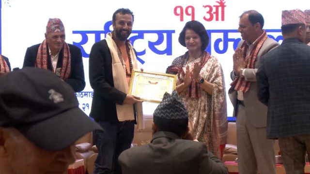 स्वास्थ्य पत्रकार प्रवीण ढकाललाई आयुर्वेद चिकित्सक संघको सम्मान