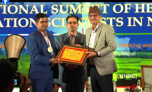 एनएचआरसी ‘हेल्थ जर्नालिस्ट अवार्ड’ पत्रकार ढुंगेललाई, ११ विधाका अरु अवार्ड को-कोले पाए ?