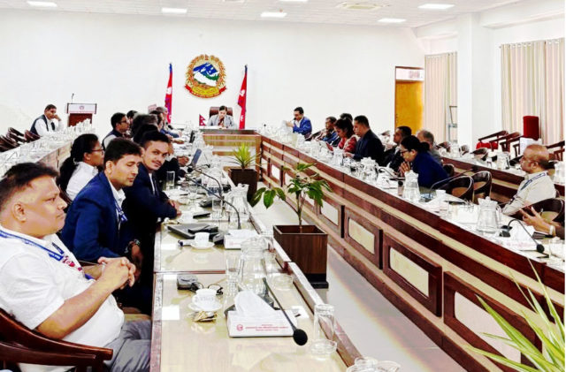 स्वास्थ्य बीमा कार्यक्रमको पुनःसंरचनाका लागि प्रधानमन्त्री कार्यालयमा छलफल