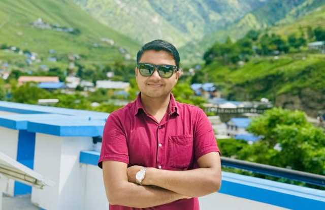 ‘के त्यो नमस्कार आदर प्रकट थियो ? कि, औषधीको प्याकेटसम्म पुग्ने एउटा बाटो मात्र ?’