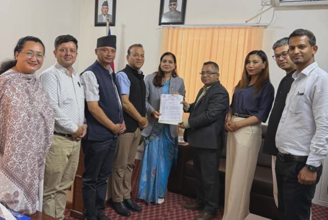 नेपाल चिकित्सक संघको नयाँ नेतृत्वले भेट्यो स्वास्थ्य मन्त्री, राख्यो १६ बुँदे माग