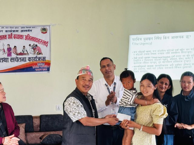 पाल्पा: पूर्वखोलामा २४ पटक बृद्धि अनुगमन गर्ने बच्चाका अभिभावक पुरस्कृत