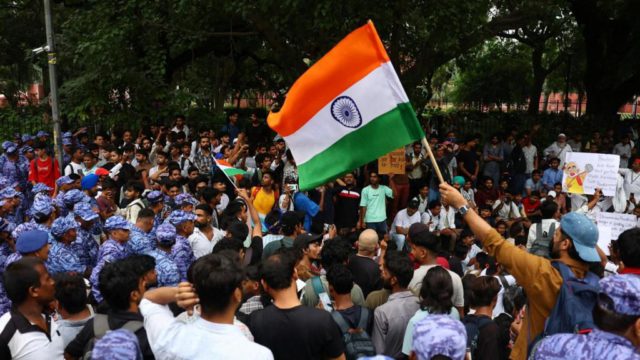 ‘मेडिकल एजुकेशन’ प्रवेश परीक्षाको प्रश्नपत्र आउट विवादले भारतमा चर्कियो आन्दोलन