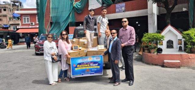 रसुवा बाढी : रोटरी क्लव अफ काष्ठमण्डपद्धारा बडी व्याग र सोलार लाइट सहयोग