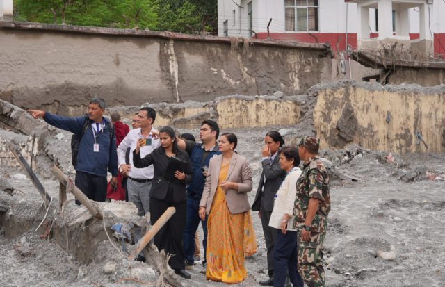 स्वास्थ्य मन्त्री मेहताद्वारा बाढी प्रभावित क्षेत्रको स्थलगत अनुगमन