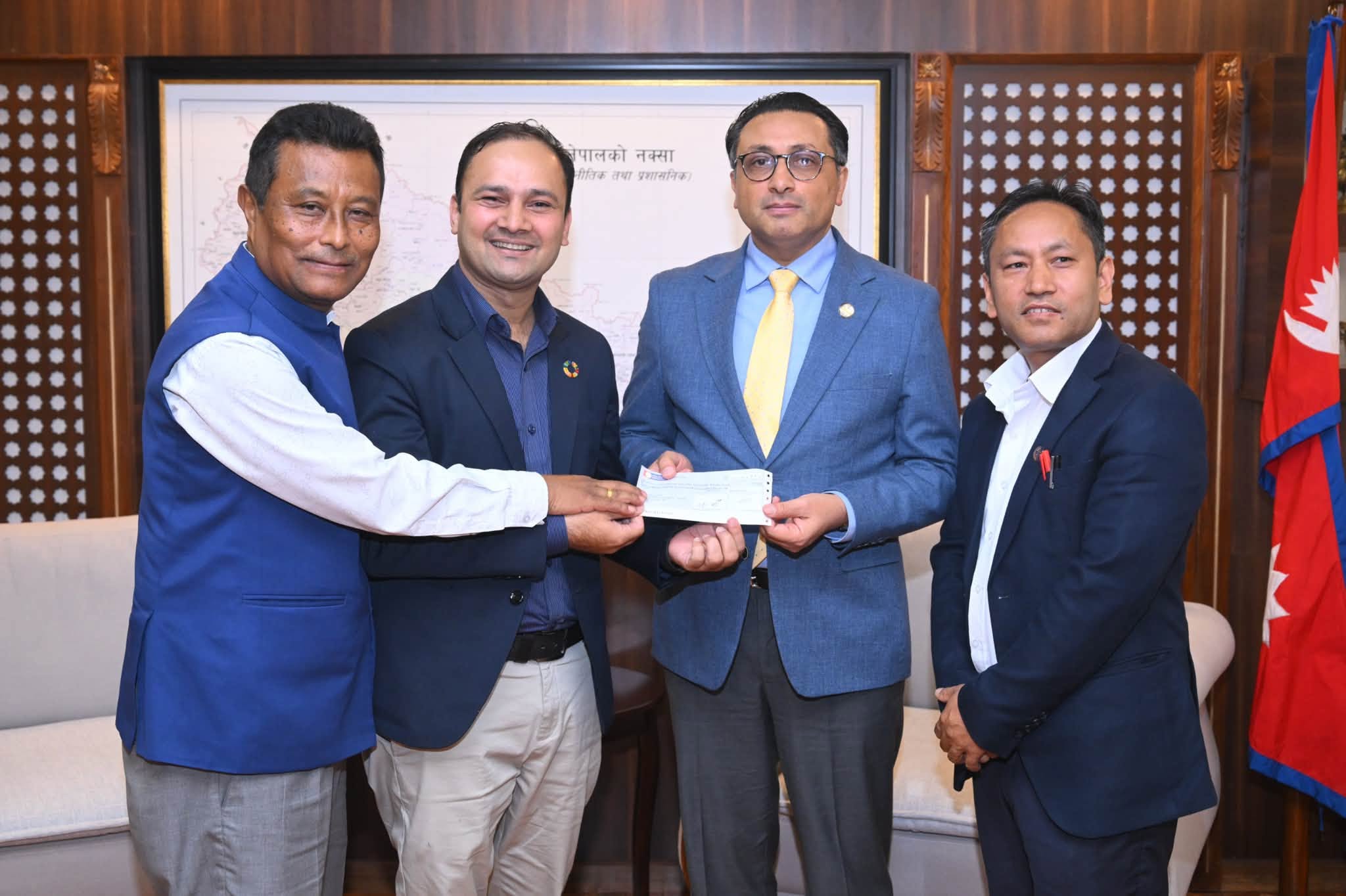 प्रधानमन्त्री राहत कोषमा नेपाल स्वास्थ्य व्यवसायी परिषद्का ११ लाख ११ हजार १११ रुपैयाँ सहयोग
