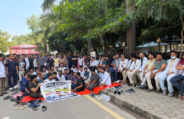 विभिन्न सात बुँदे माग राख्दै नेशनल मेडिकल कलेज वीरगञ्जका आवासीय चिकित्सक एक साता देखि आन्दोलनमा