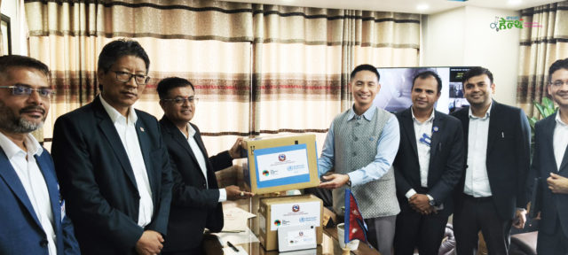 रोग निगरानी प्रणालीलाई व्यवस्थित गर्न स्थानीय तहका आरआरटीलाई ट्यावलेट वितरण गर्दै सरकार