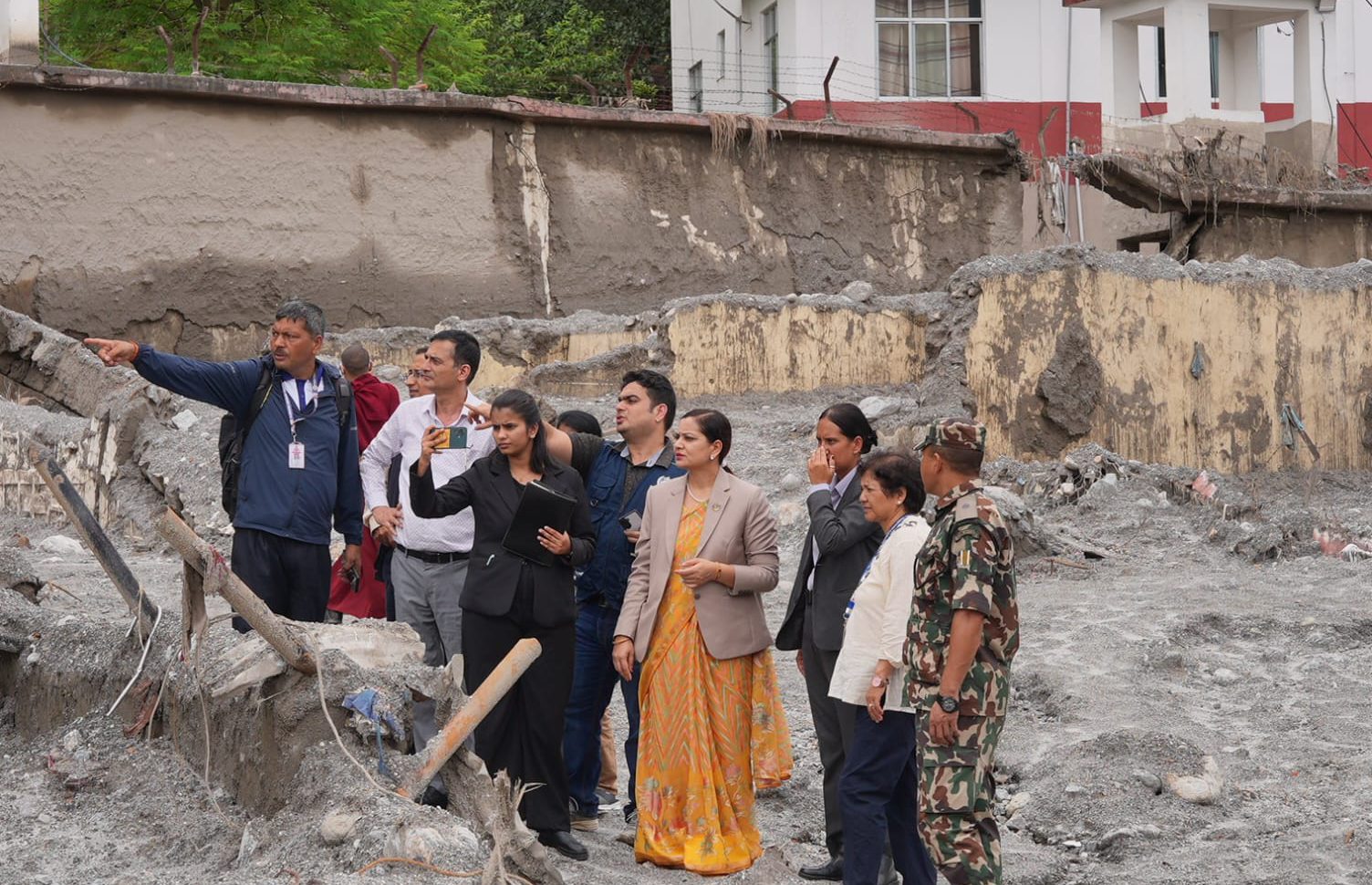 स्वास्थ्य मन्त्री मेहताद्वारा बाढी प्रभावित क्षेत्रको स्थलगत अनुगमन