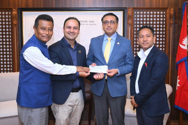 प्रधानमन्त्री राहत कोषमा नेपाल स्वास्थ्य व्यवसायी परिषद्का ११ लाख ११ हजार १११ रुपैयाँ सहयोग