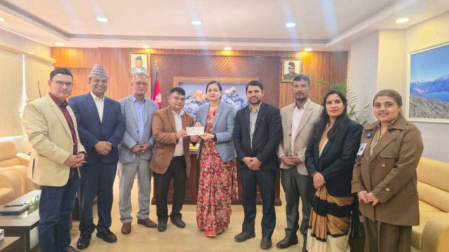 प्रधानमन्त्री राहत कोषमा आयुर्वेद औषधि व्यवसायी संघद्वारा २ लाख ५ हजार रुपैयाँ हस्तान्तरण