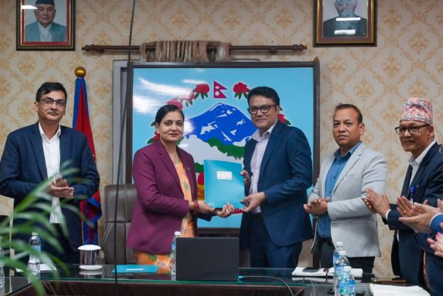 छ वटा स्वास्थ्य विज्ञान प्रतिष्ठान र १९ वटा संघीय अस्पतालका पदाधिकारीसंग कार्यसम्पादन सम्झौँता